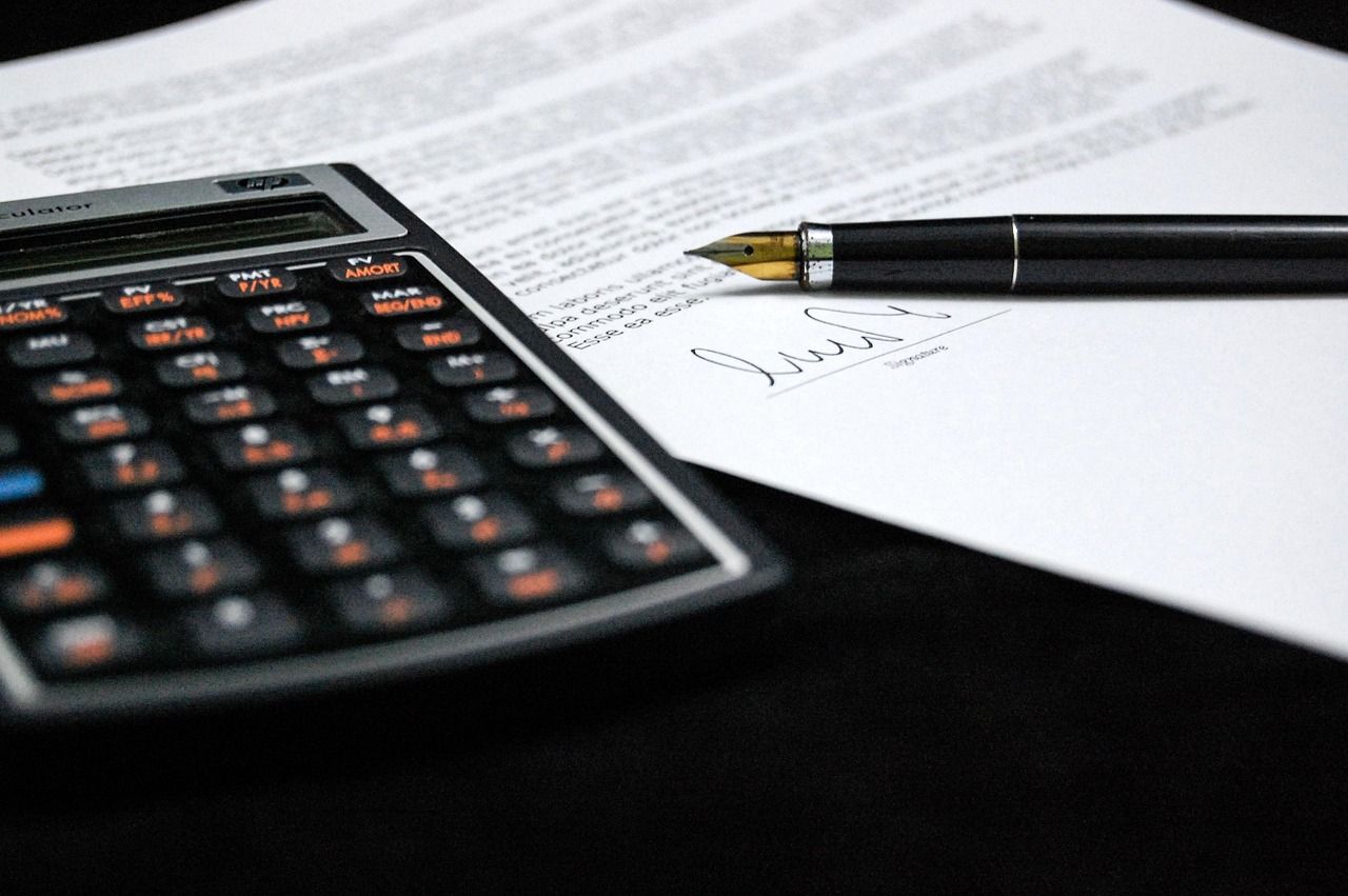 découvrez tout ce qu'il faut savoir sur le contrat de franchise, ses clauses essentielles et comment sécuriser votre partenariat commercial.
